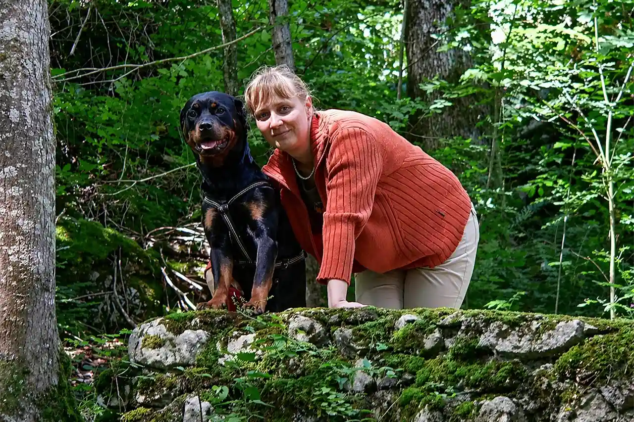 Daniela Grote mit Hund - Expertin für Hundeverhalten