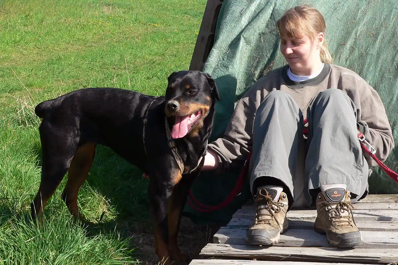 Daniela Grote mit ihrem Rottweiler